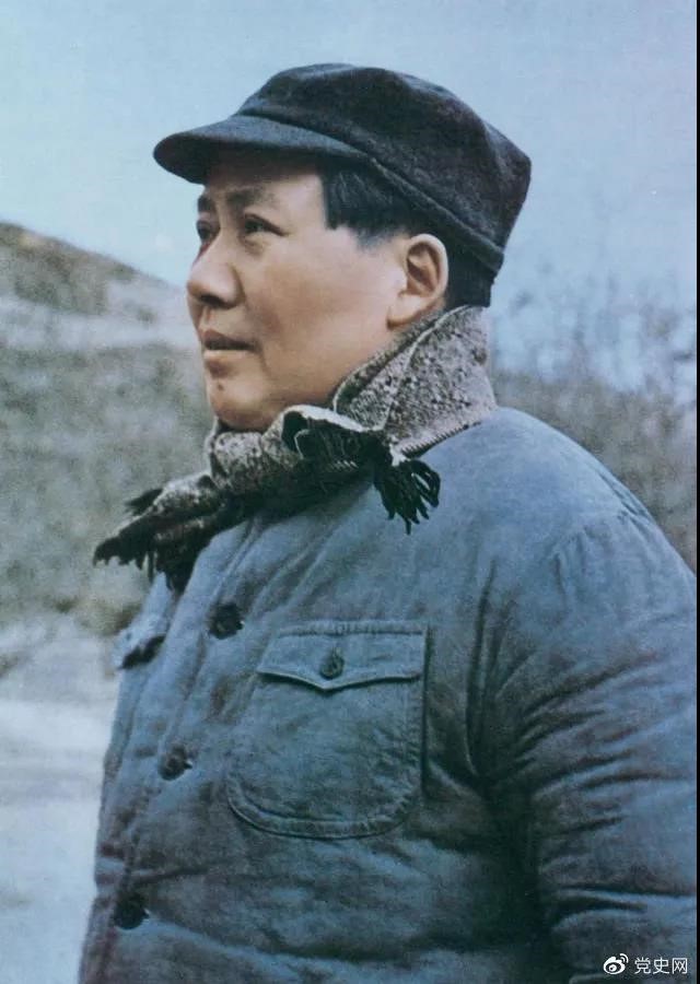 　　1947年3月18日，中共中央機(jī)關(guān)主動(dòng)撤離延安。毛澤東和周恩來、任弼時(shí)等繼續(xù)留在陜北，指揮全國(guó)人民解放戰(zhàn)爭(zhēng)。這是轉(zhuǎn)戰(zhàn)陜北前夕的毛澤東。